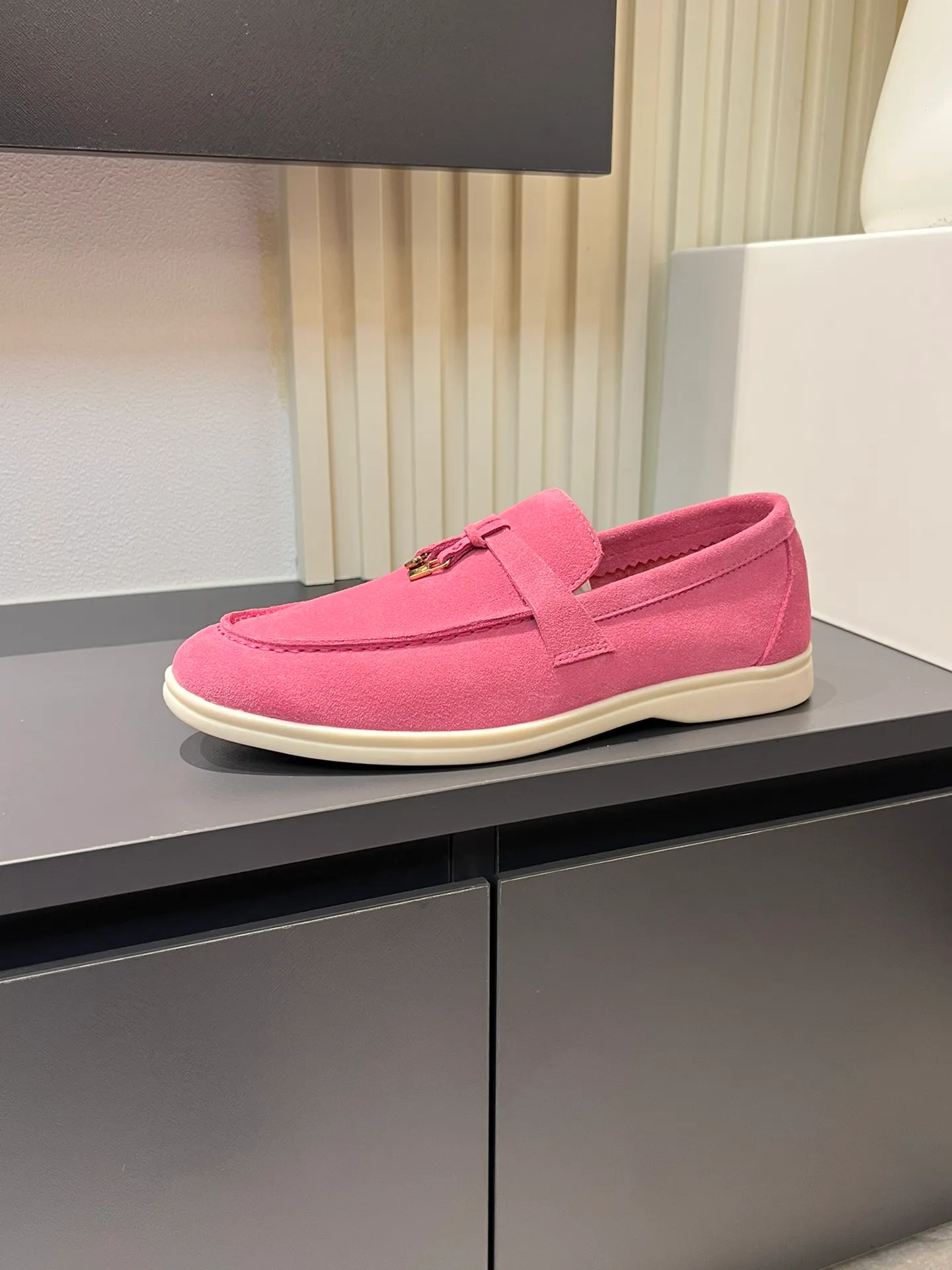 Men's shoes 💰p360 "Loro men's shoes 💰pian'*" Classic L men's shoes for couples 💰p Top version British flat loafers, a must-have item in old money style, the minimalist design is eye-catching and durable, a plus point for dressing The soft foot feel and texture are outstanding. They don’t scratch your feet and are very nice. They are matched with soft and waxy soles. They can be worn daily for a long time without getting tired. They are easy to wear, versatile and classic items, with perfect foot feel and texture! Imported cashmere fabric, the lining is made of imported A-grade water-dyed cow lining, the top version of the genuine leather midsole is sewn with pure handmade mark thread! Size: Female 35-40 (34. Customized) Male 38-44 (45.46. Customized)